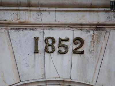 � arrivato il momento di entrare. Saliamo quindi la grande scalinata in pietra e superiamo l�arco centrale su cui capeggia l�anno di fondazione